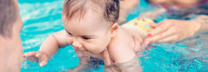 Babyschwimmen im Bethesda Spital - spielerische Annäherung ans Wasser