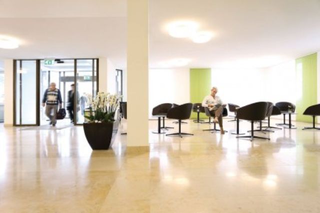 Hautpeingang_Wartezone